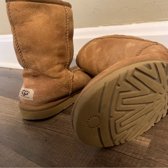 UGGS - Picture 4 of 9